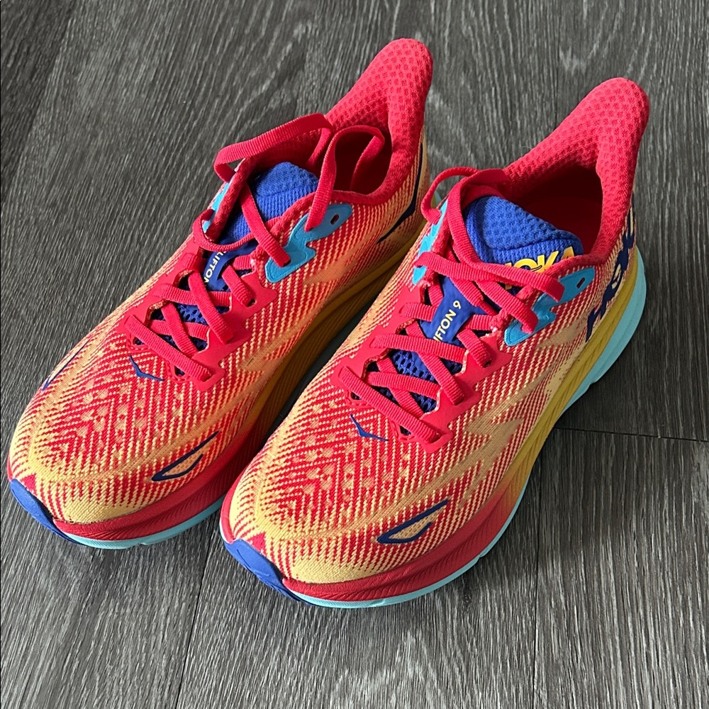 HOKA CLIFTON 9 SNEAKERS